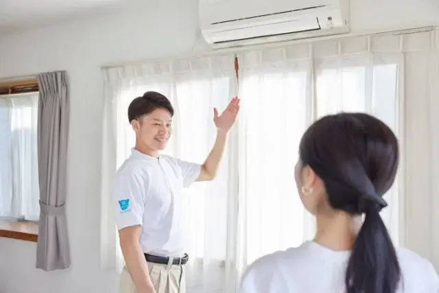 清掃終了後、お客様へ状況を詳しく説明するスタッフ